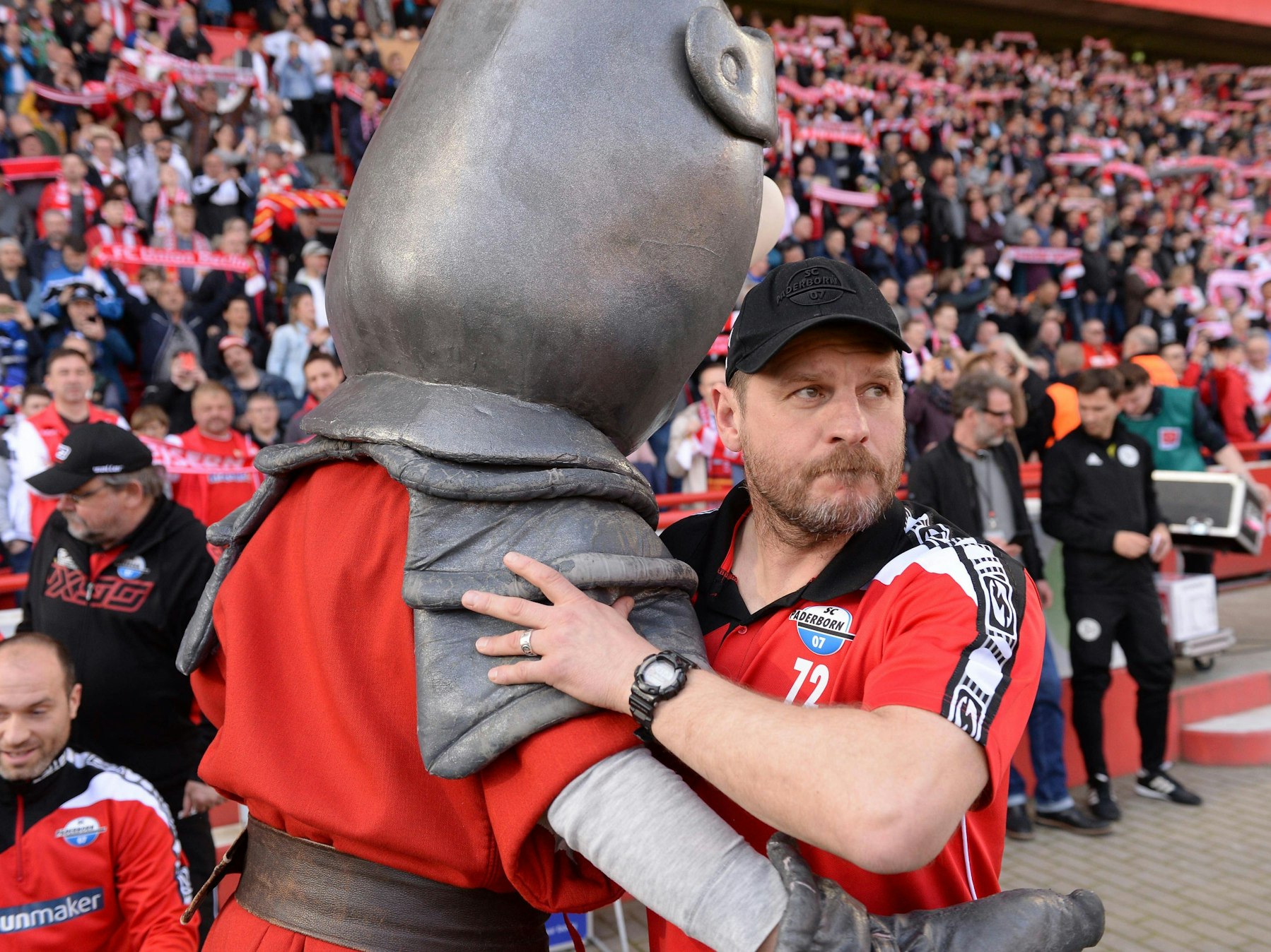 Steffen Baumgart umarmt das Maskottchen von Union Berlin.