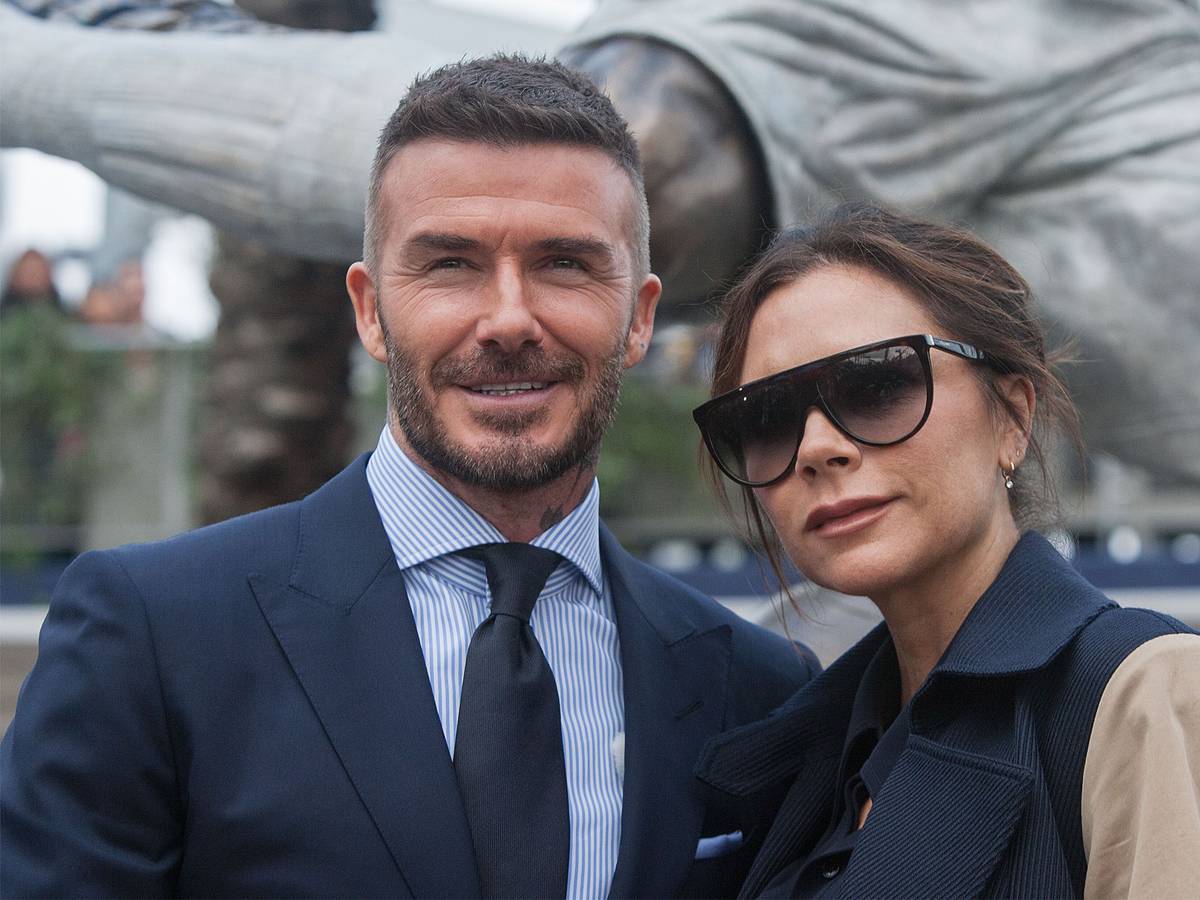 David Beckham, ehemaliger britischer Fußballspieler, und seine Frau Victoria Beckham, Designerin, während der Enthüllungszeremonie einer von Davids Statuen im „Dignity Health Sports Park“ der LA Galaxy.