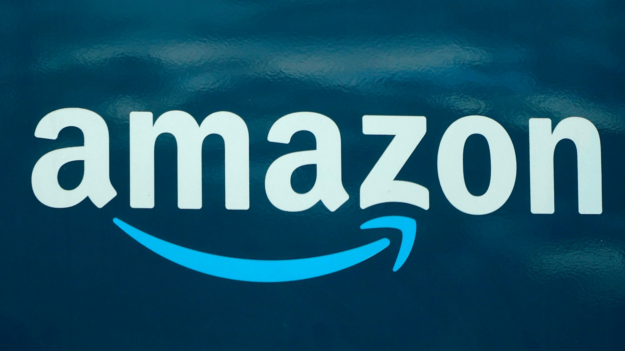 Das Logo von Amazon auf einem Lieferwagen in Boston.