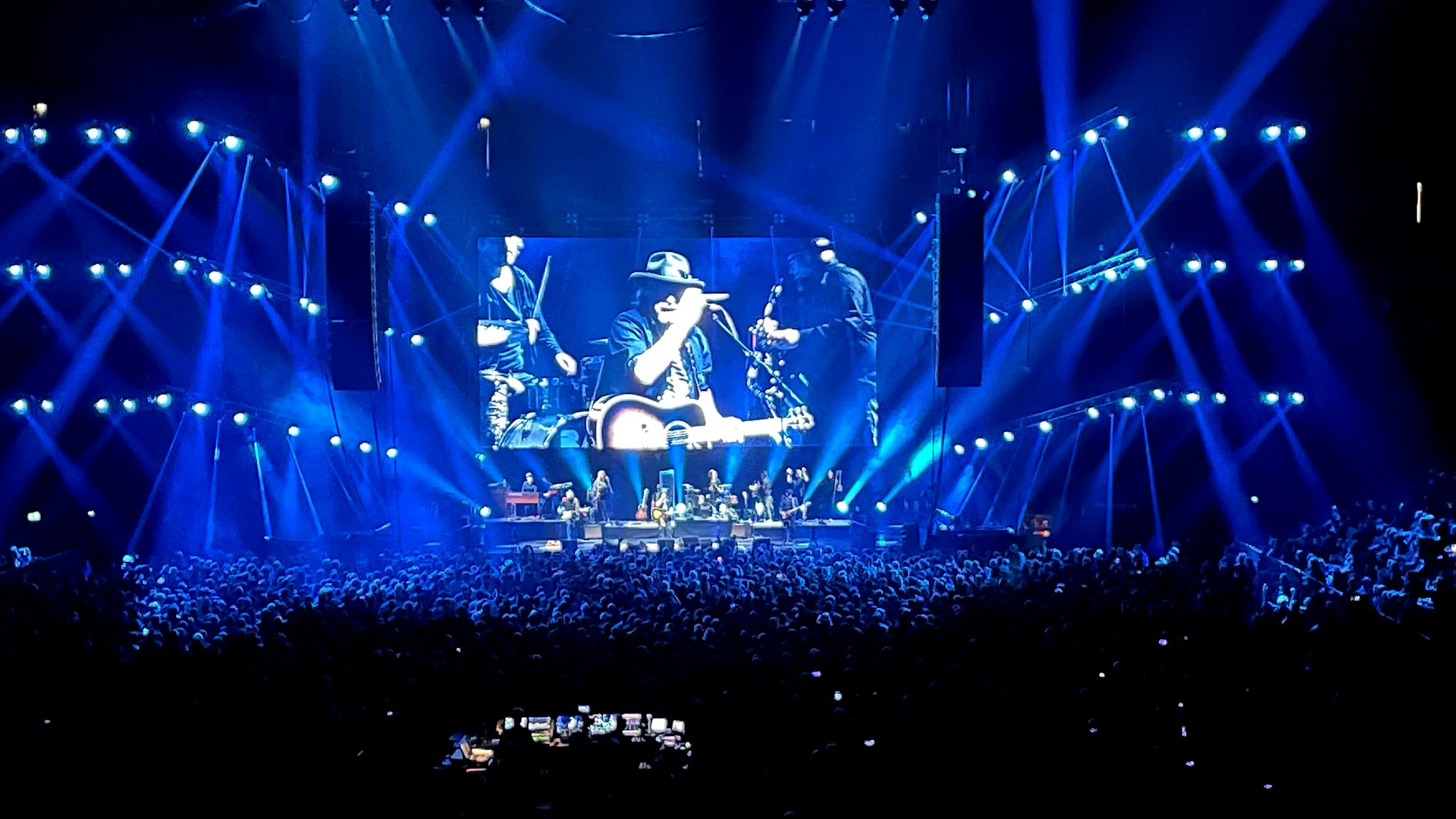 Die Lanxess-Arena beim Auftritt von Wolfgang Niedeckens BAP in dunkelblau erstrahlt.