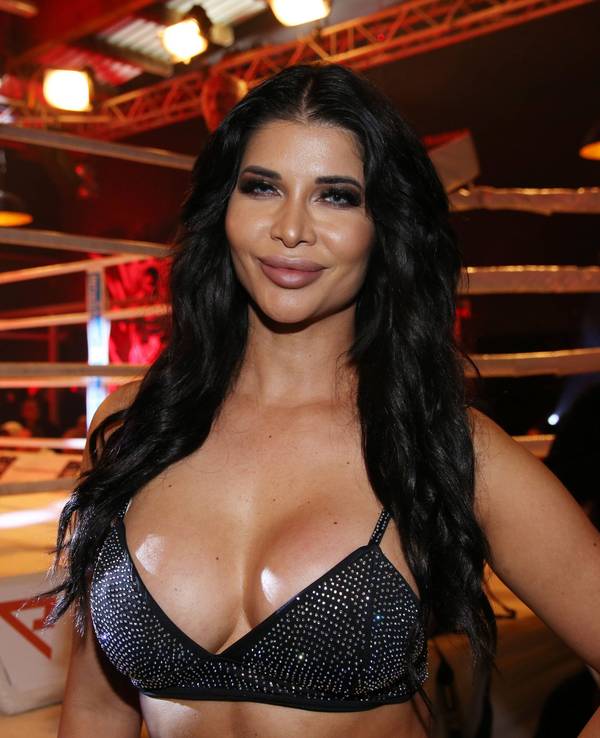 Micaela Schäfer posiert in Hamburg bei der Boxing Universum Boxpromotion, Boxgala.