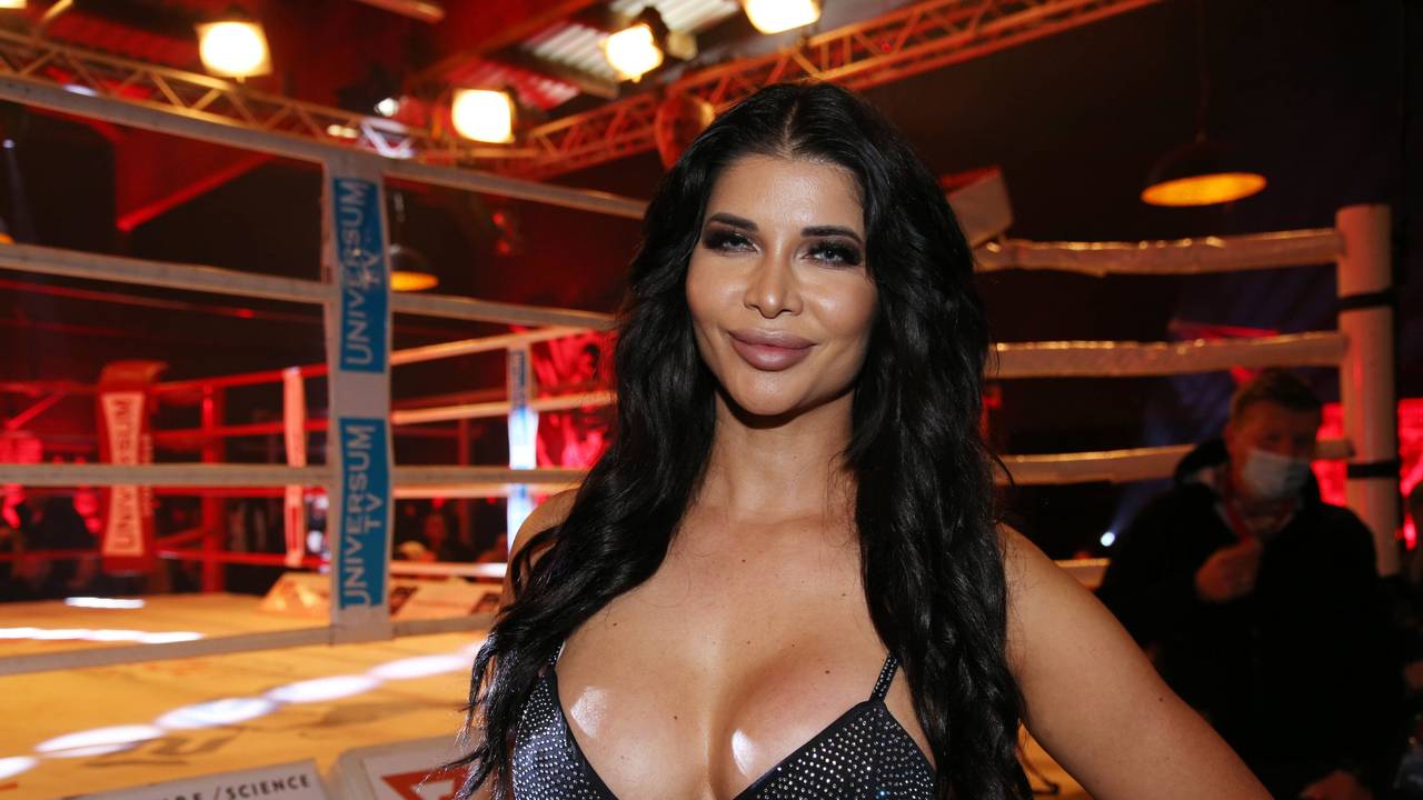 Micaela Schäfer posiert in Hamburg bei der Boxing Universum Boxpromotion, Boxgala.