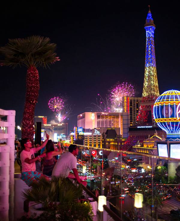 Ein Feuerwerk explodiert über dem Las Vegas Strip während der Feierlichkeiten zum Unabhängigkeitstag.