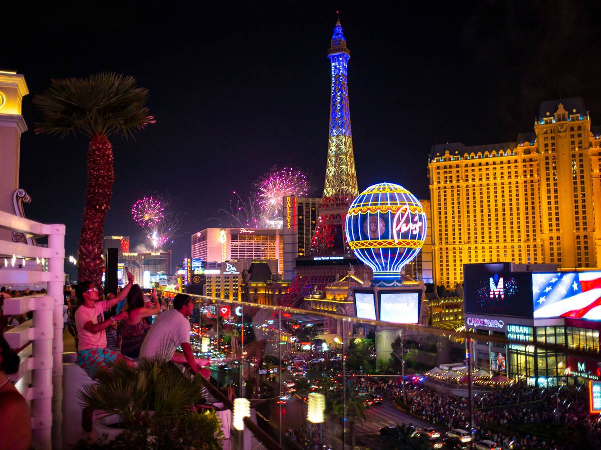 Ein Feuerwerk explodiert über dem Las Vegas Strip während der Feierlichkeiten zum Unabhängigkeitstag.