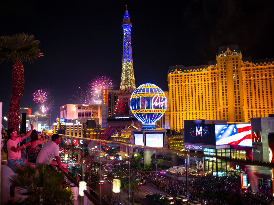 Ein Feuerwerk explodiert über dem Las Vegas Strip während der Feierlichkeiten zum Unabhängigkeitstag.