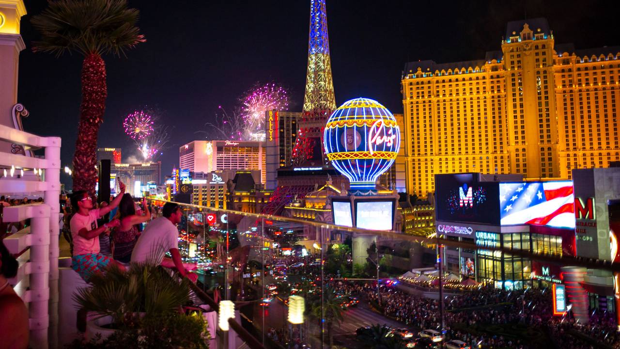Ein Feuerwerk explodiert über dem Las Vegas Strip während der Feierlichkeiten zum Unabhängigkeitstag.