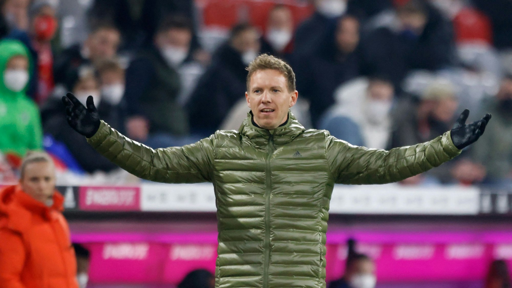Julian Nagelsmann am Spielfeldrand in der Allianz Arena in München.