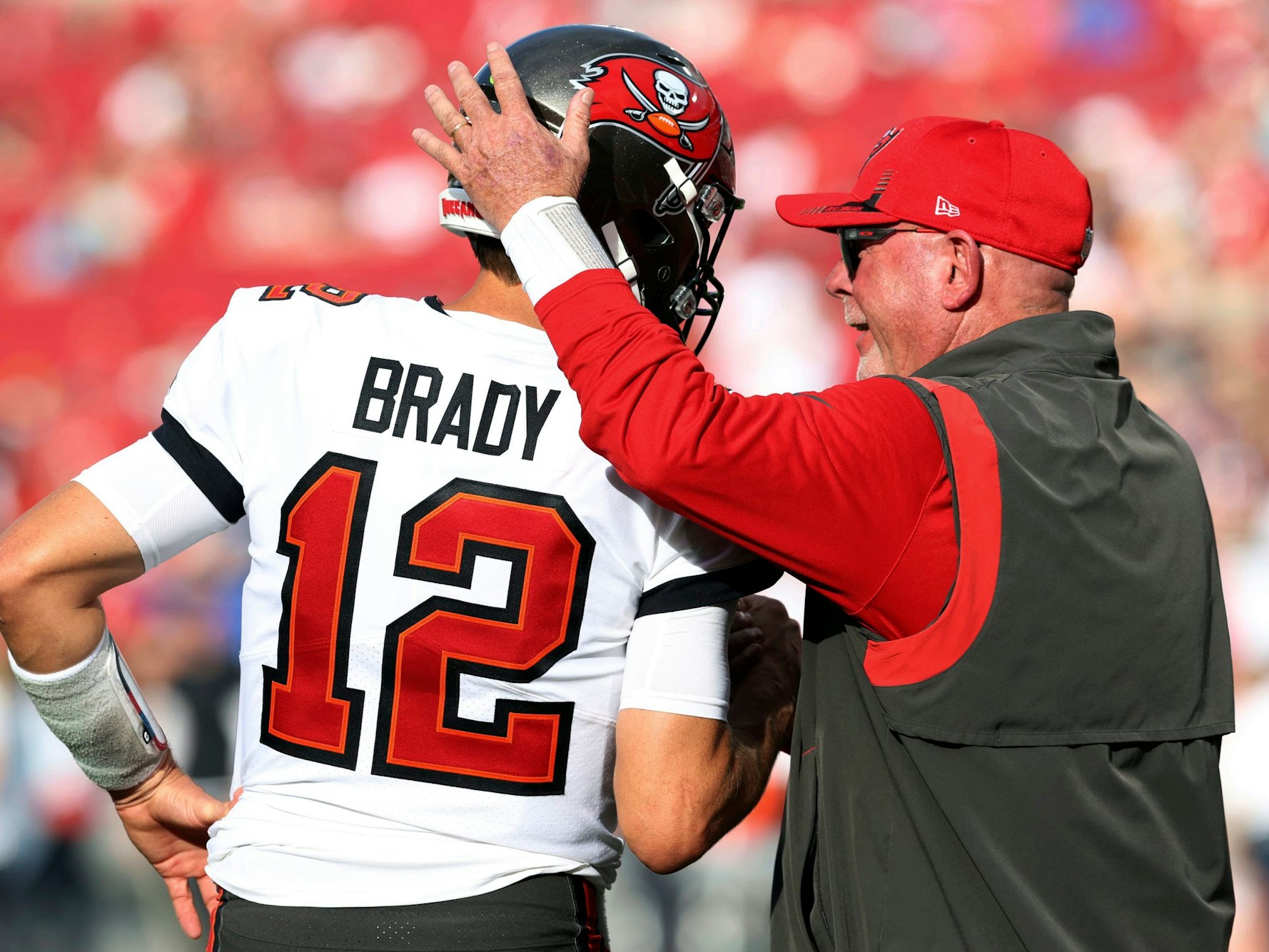Bruce Arians als Coach der Tampa Bay Buccaneers im Gespräch mit Tom Brady