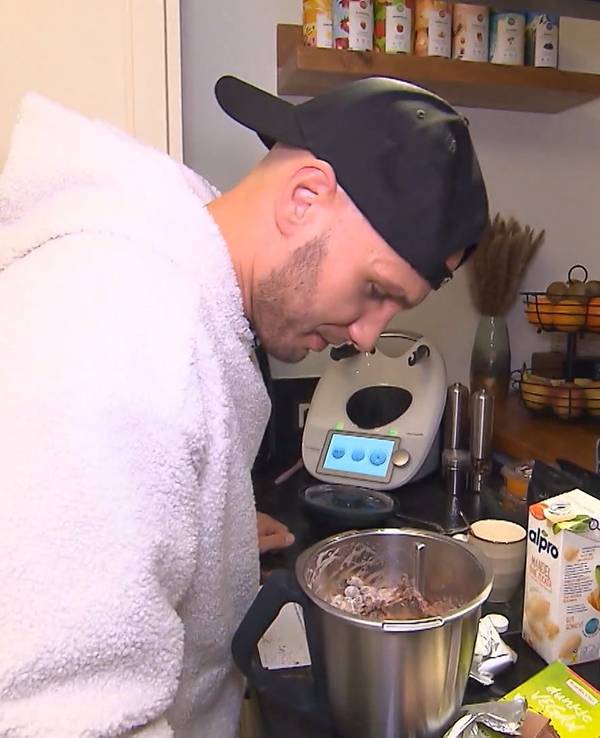 Influencer „Flying Uwe“ kocht in seiner Küche am 4. Tag des Influencer-Spezials von „Das perfekte Dinner“ in Berlin. (TV-Ausstrahlung: 31. März 2022)