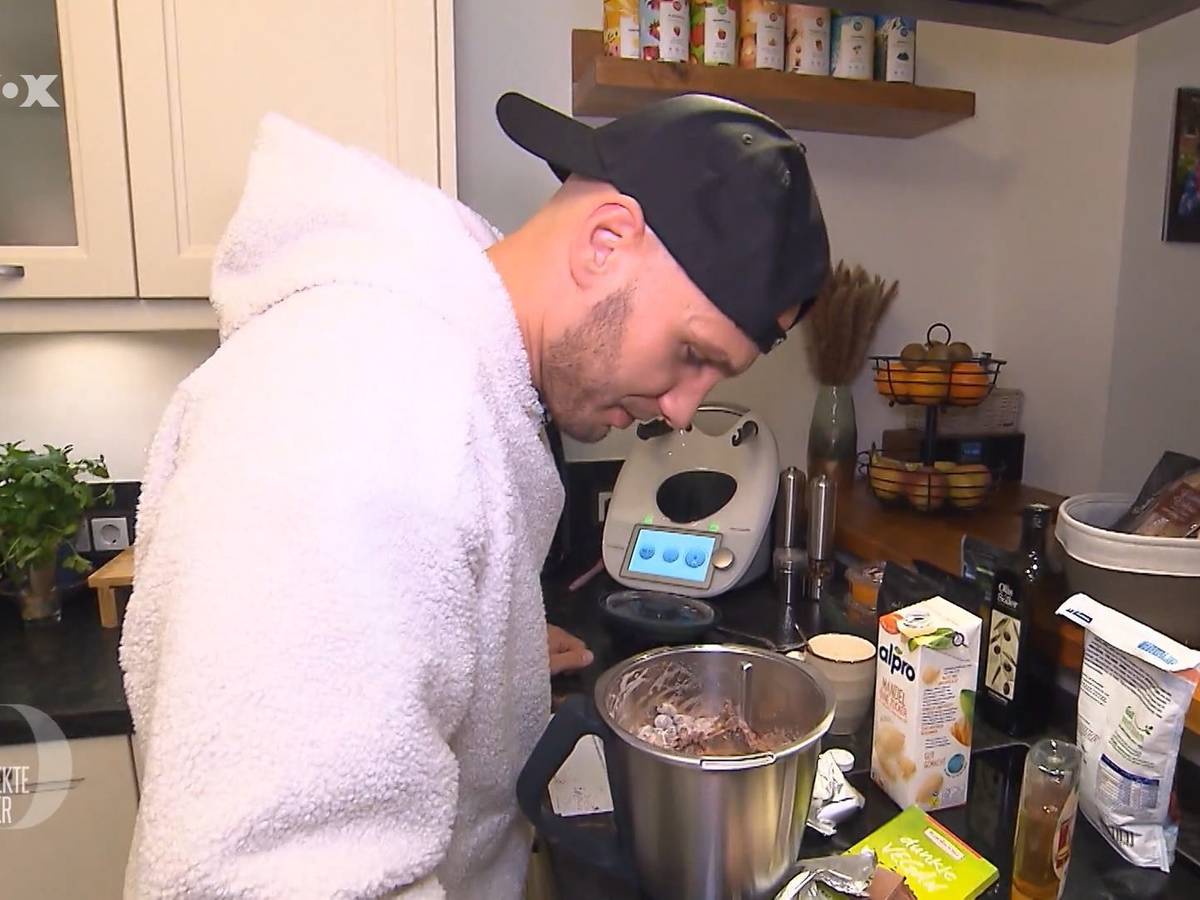 Influencer „Flying Uwe“ kocht in seiner Küche am 4. Tag des Influencer-Spezials von „Das perfekte Dinner“ in Berlin. (TV-Ausstrahlung: 31. März 2022)