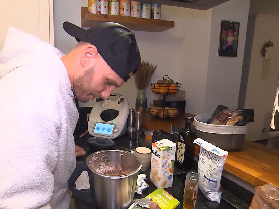 Influencer „Flying Uwe“ kocht in seiner Küche am 4. Tag des Influencer-Spezials von „Das perfekte Dinner“ in Berlin. (TV-Ausstrahlung: 31. März 2022)