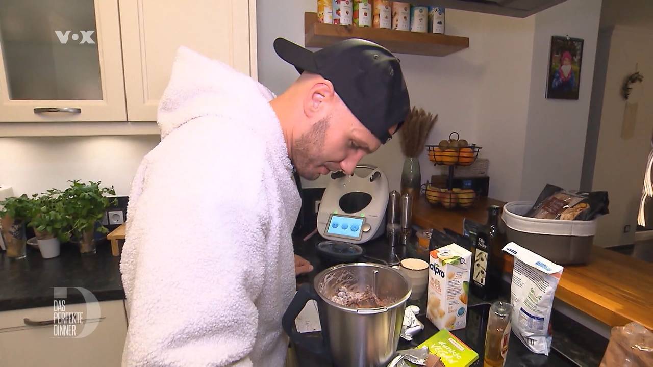 Influencer „Flying Uwe“ kocht in seiner Küche am 4. Tag des Influencer-Spezials von „Das perfekte Dinner“ in Berlin. (TV-Ausstrahlung: 31. März 2022)
