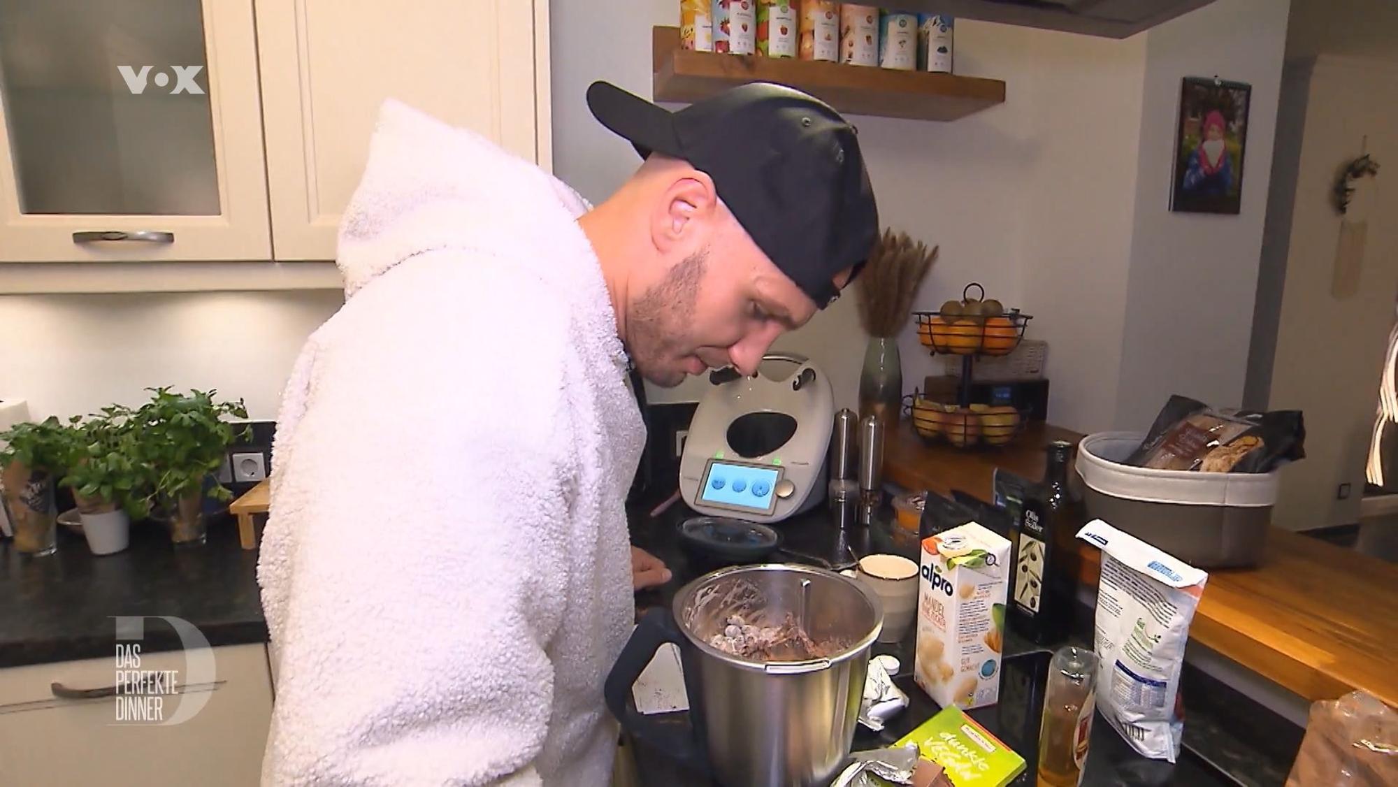 Influencer „Flying Uwe“ kocht in seiner Küche am 4. Tag des Influencer-Spezials von „Das perfekte Dinner“ in Berlin. (TV-Ausstrahlung: 31. März 2022)