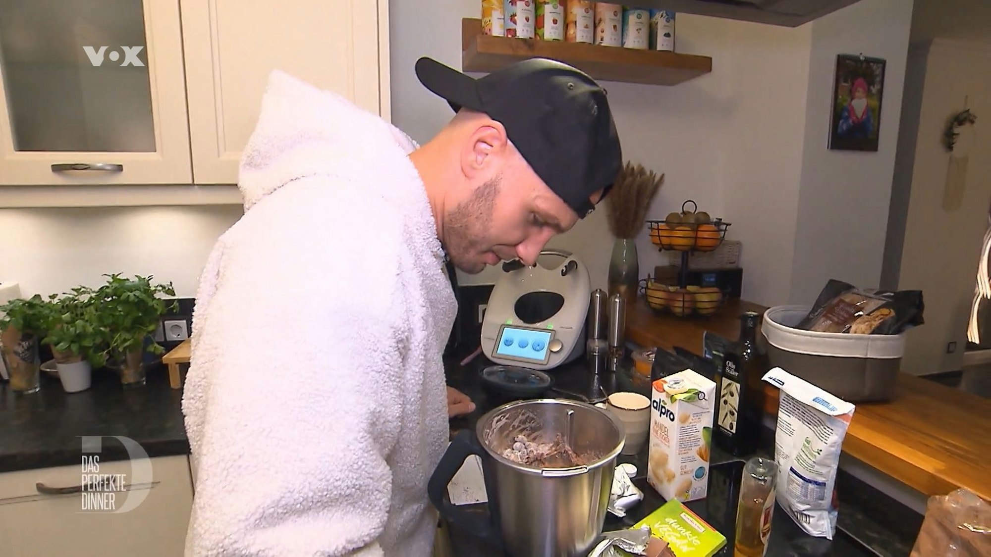 Influencer „Flying Uwe“ kocht in seiner Küche am 4. Tag des Influencer-Spezials von „Das perfekte Dinner“ in Berlin. (TV-Ausstrahlung: 31. März 2022)