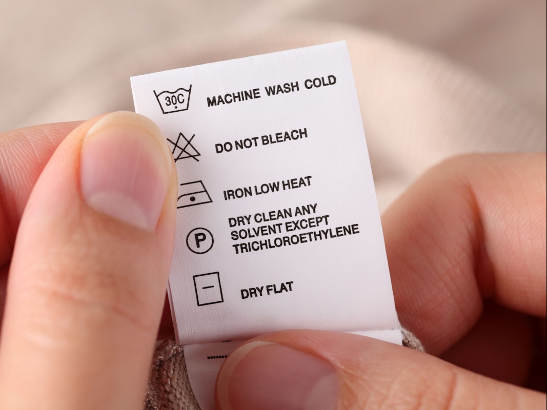 Zahlen, Kreuze, Dreiecke: Was bedeuten die Waschsymbole?