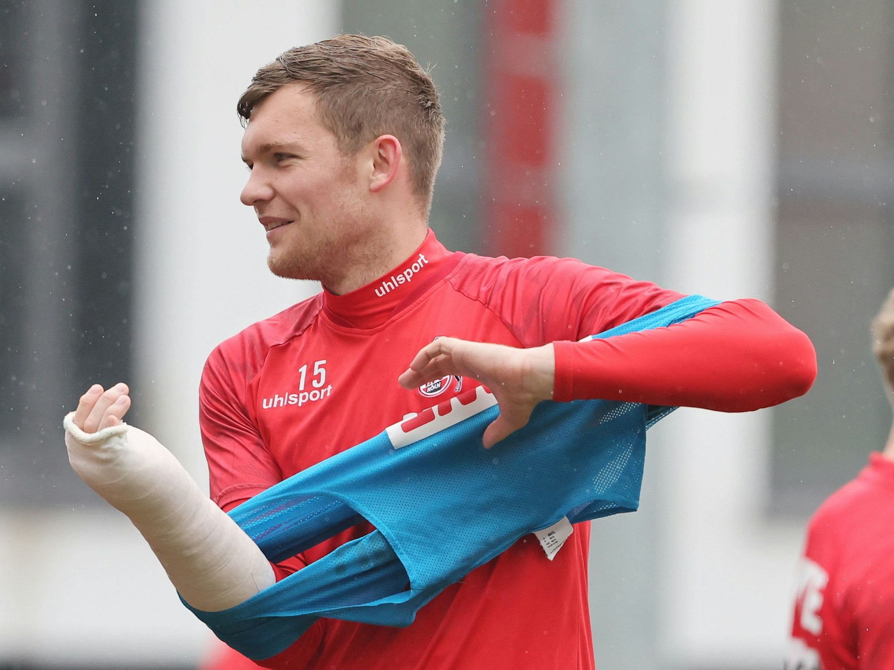 Luca Kilian trainiert beim 1. FC Köln mit Gips.