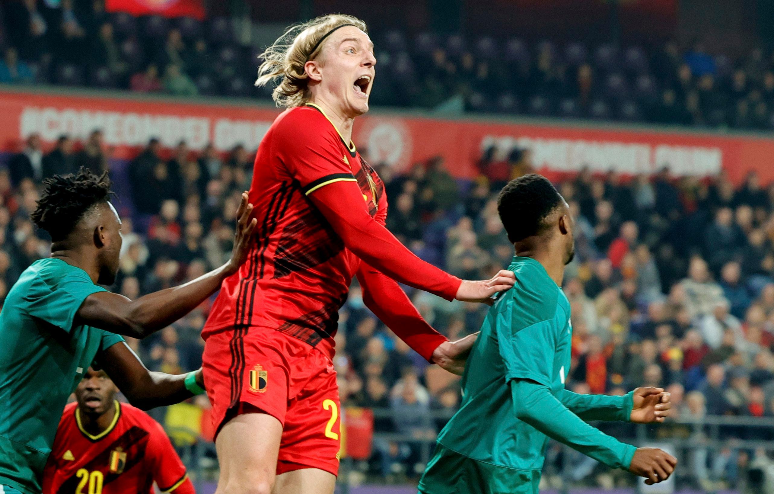 Sebastiaan Bornauw im Trikot der belgischen Nationalelf bei einem Kopfball