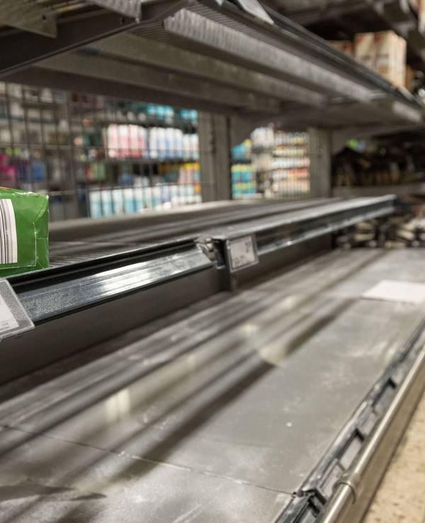 Im März war für Kundinnen und Kunden kaum noch Mehl in diesem Lebensmittelmarkt in Bielefeld (NRW) zu bekommen. Die Getreidebranche warnt jetzt vor dauerhaft leeren Regalen, sollte die Gasversorgung aus Russland ausbleiben.