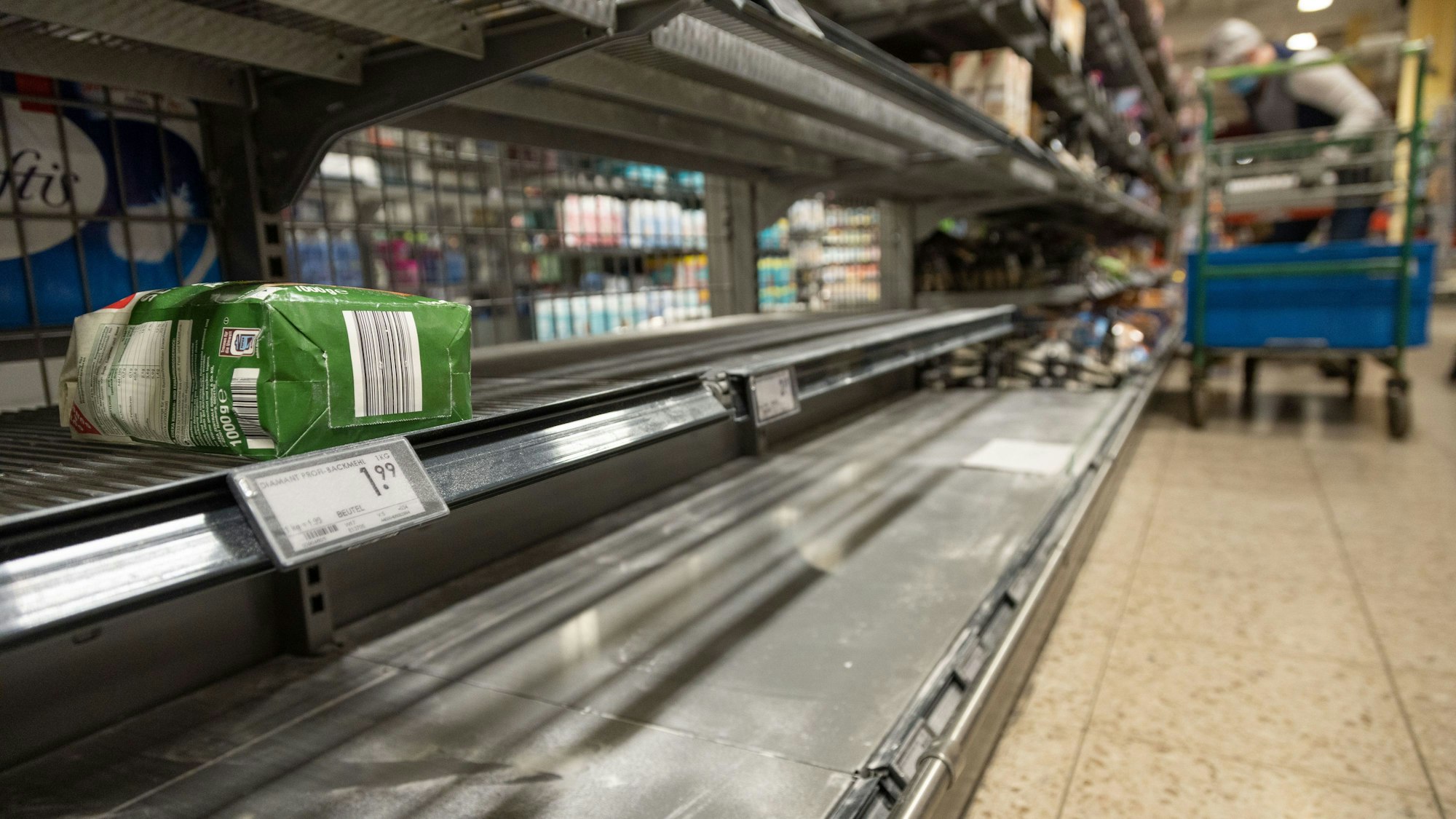 Im März war für Kundinnen und Kunden kaum noch Mehl in diesem Lebensmittelmarkt in Bielefeld (NRW) zu bekommen. Die Getreidebranche warnt jetzt vor dauerhaft leeren Regalen, sollte die Gasversorgung aus Russland ausbleiben.