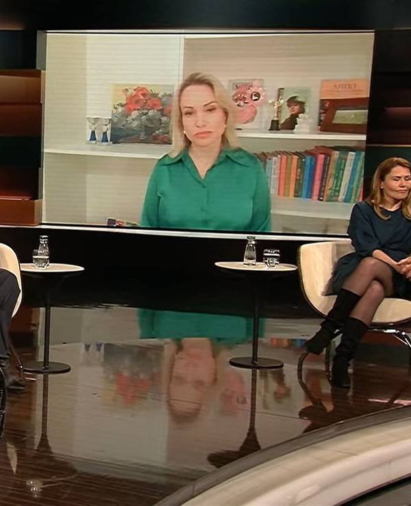 Journalistin Marina Owsjannikowa, die in russischen Nachrichten mit einem Schild auf den Krieg in der Ukraine aufmerksam machte, berichtete bei „Markus Lanz“ am 30. März über ihre aktuelle Situation.