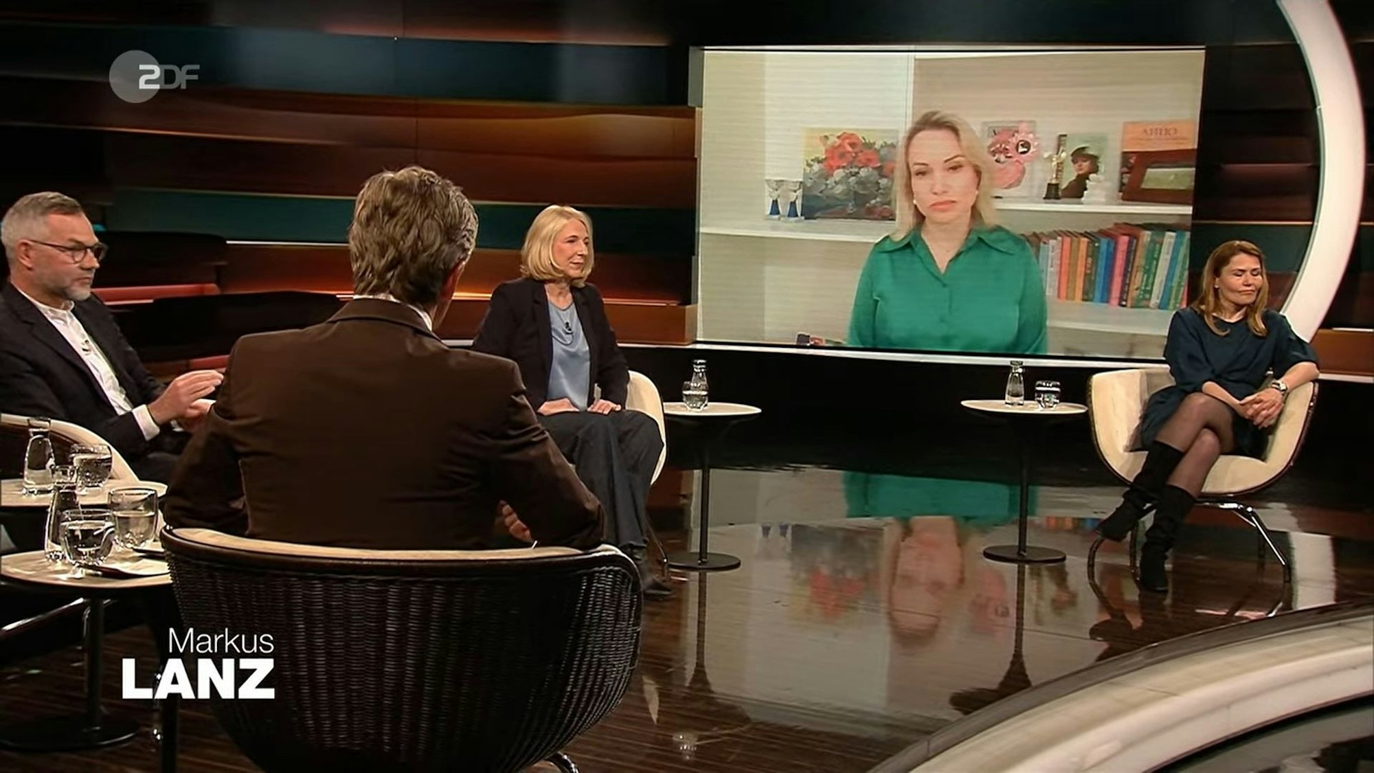 Journalistin Marina Owsjannikowa, die in russischen Nachrichten mit einem Schild auf den Krieg in der Ukraine aufmerksam machte, berichtete bei „Markus Lanz“ am 30. März über ihre aktuelle Situation.