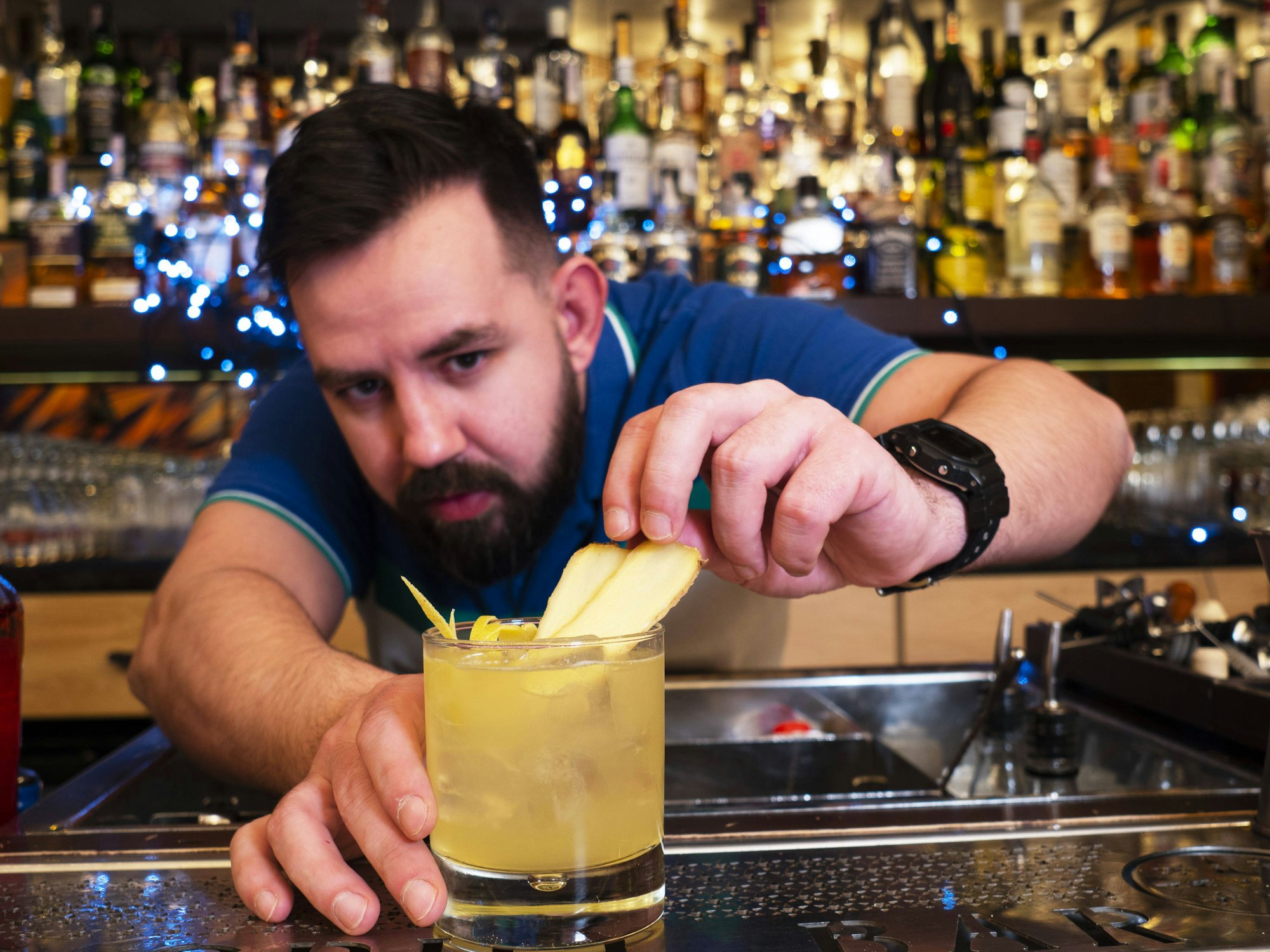 Ein Bartender mixt einen Drink in einer Bar in Kyjiw.