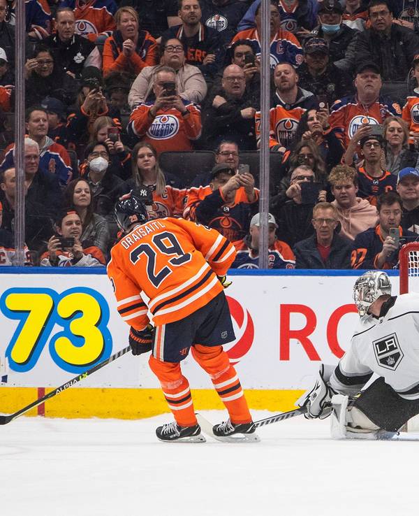 Los Angeles Kings-Torwart Jonathan Quick (r) wird von Leon Draisaitl von den Edmonton Oilers während des Shootouts überwunden.