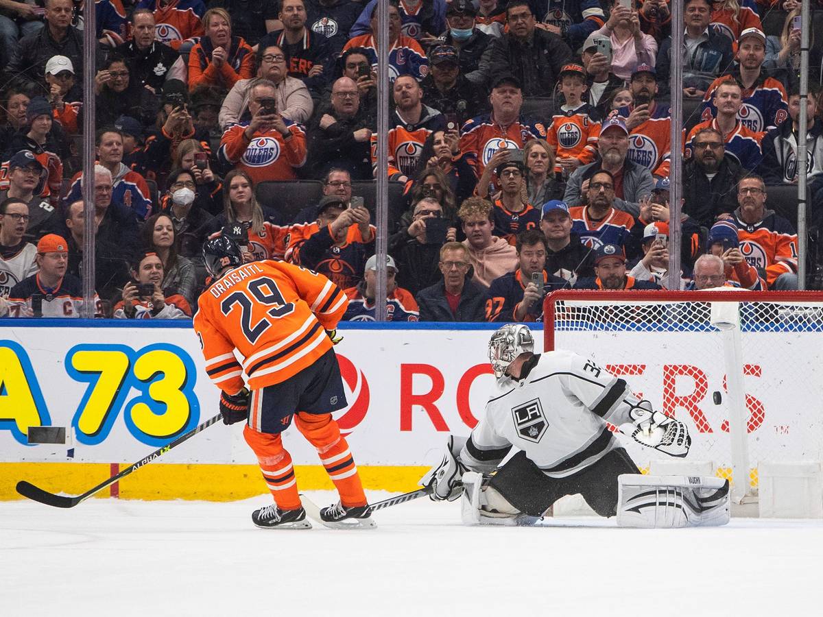 Los Angeles Kings-Torwart Jonathan Quick (r) wird von Leon Draisaitl von den Edmonton Oilers während des Shootouts überwunden.