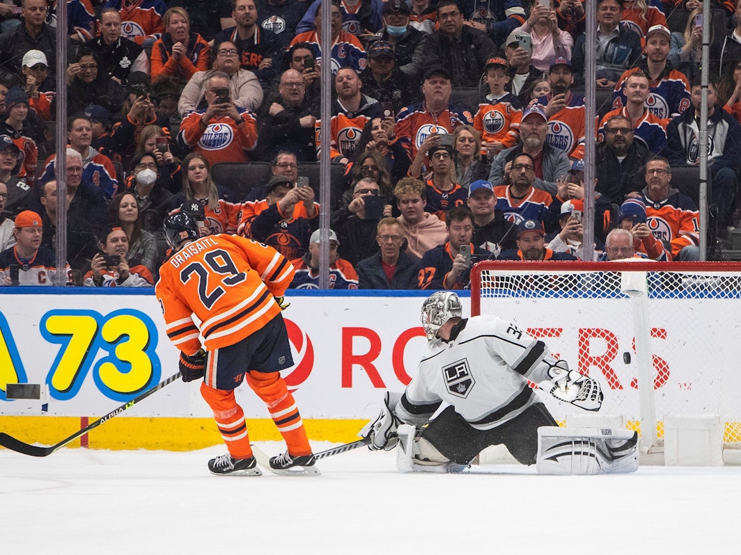 Los Angeles Kings-Torwart Jonathan Quick (r) wird von Leon Draisaitl von den Edmonton Oilers während des Shootouts überwunden.