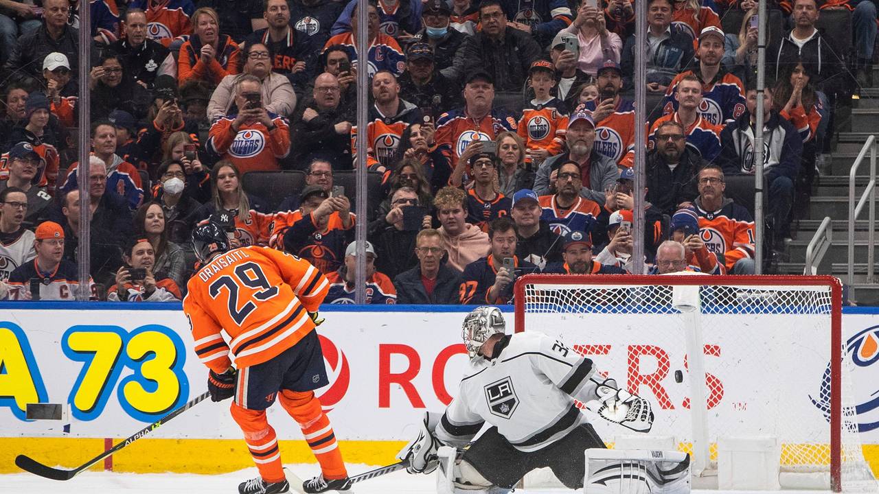 Los Angeles Kings-Torwart Jonathan Quick (r) wird von Leon Draisaitl von den Edmonton Oilers während des Shootouts überwunden.