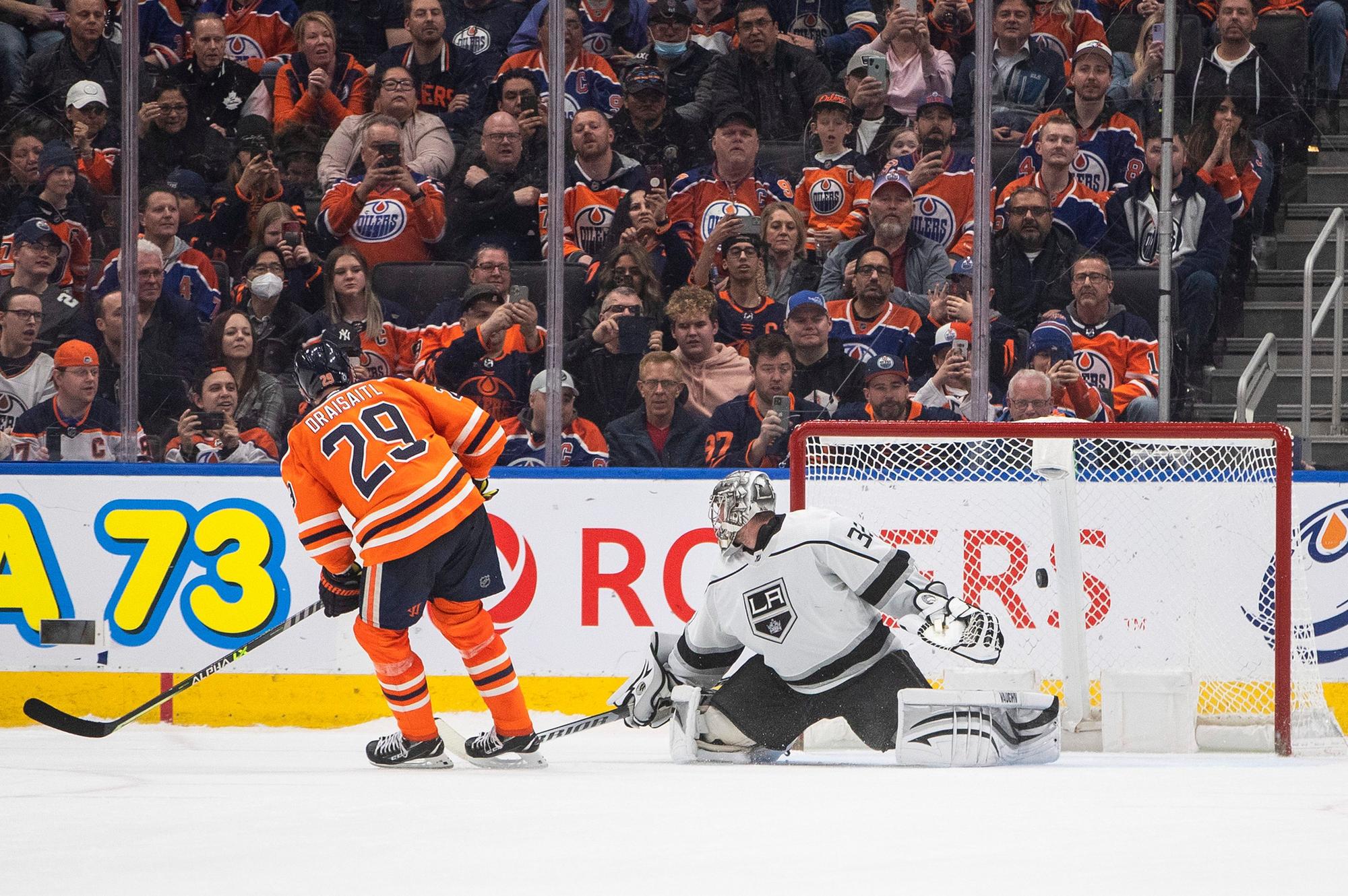 Los Angeles Kings-Torwart Jonathan Quick (r) wird von Leon Draisaitl von den Edmonton Oilers während des Shootouts überwunden.