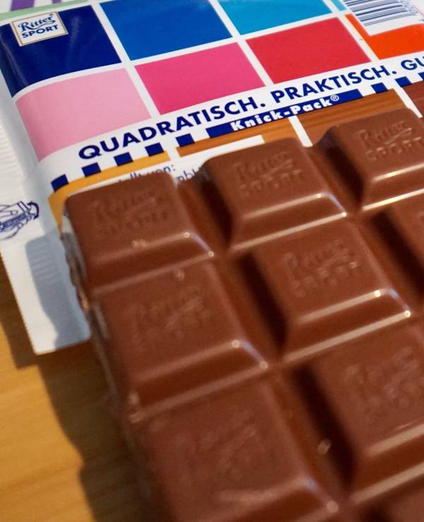 Ritter Sport muss derzeit einen großen Shitstorm in den sozialen Netzwerken erleben, nachdem der ukrainische Botschafter das Foto einer bearbeiteten Verpackung bei Twitter geteilt hat. Unser Foto zeigt eine Schokoladentafel von Ritter Sport im Jahr 2020.