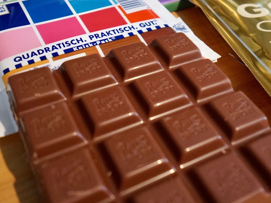 Ritter Sport muss derzeit einen großen Shitstorm in den sozialen Netzwerken erleben, nachdem der ukrainische Botschafter das Foto einer bearbeiteten Verpackung bei Twitter geteilt hat. Unser Foto zeigt eine Schokoladentafel von Ritter Sport im Jahr 2020.