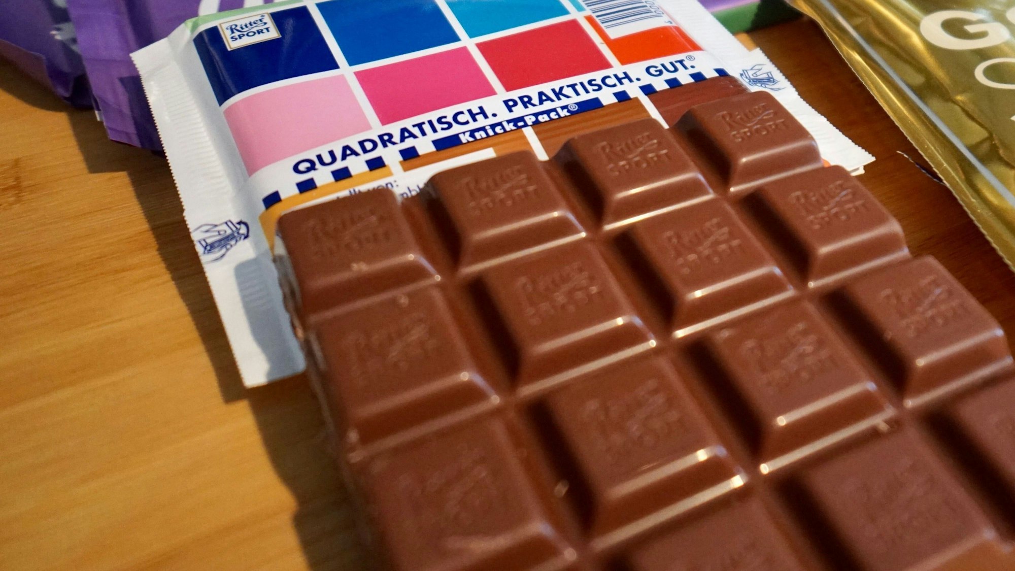 Ritter Sport muss derzeit einen großen Shitstorm in den sozialen Netzwerken erleben, nachdem der ukrainische Botschafter das Foto einer bearbeiteten Verpackung bei Twitter geteilt hat. Unser Foto zeigt eine Schokoladentafel von Ritter Sport im Jahr 2020.