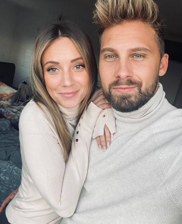Zu sehen sind „Bachelor“ Dominik Stuckmann und Siegerin Anna Rossow auf einem Selfie.
