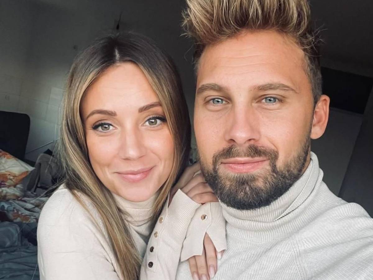 Zu sehen sind „Bachelor“ Dominik Stuckmann und Siegerin Anna Rossow auf einem Selfie.