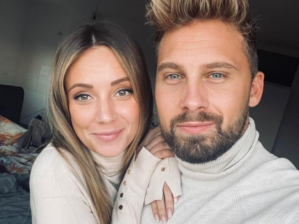 Zu sehen sind „Bachelor“ Dominik Stuckmann und Siegerin Anna Rossow auf einem Selfie.