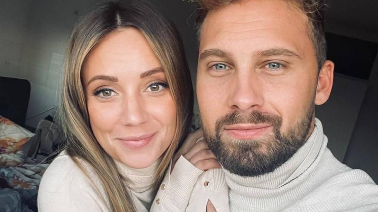 Zu sehen sind „Bachelor“ Dominik Stuckmann und Siegerin Anna Rossow auf einem Selfie.