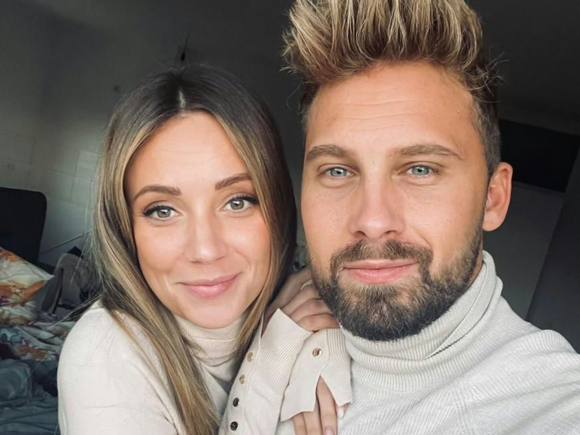 Zu sehen sind „Bachelor“ Dominik Stuckmann und Siegerin Anna Rossow auf einem Selfie.