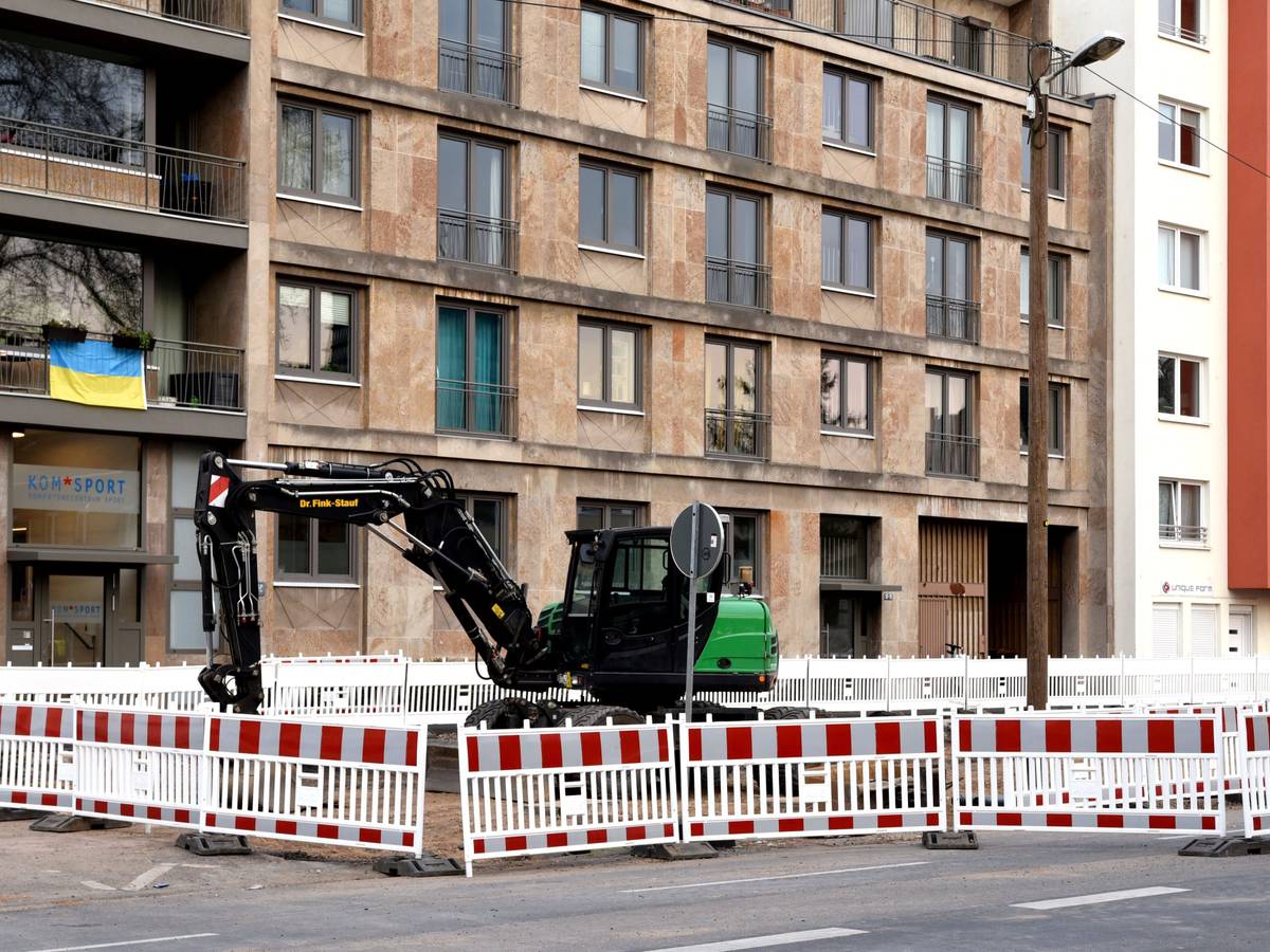 Ein Bagger steht hinter einer Absperrung. Bei Bauarbeiten in Köln-Bayenthal wurde in Köln eine Weltkriegsbombe gefunden. Der genaue Fundort liegt im Bereich Bonner Straße/Annastraße.