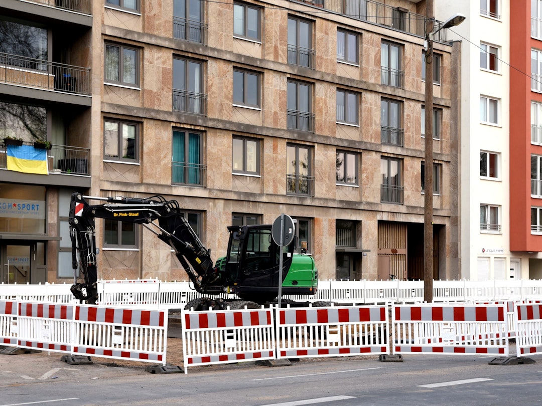 Ein Bagger steht hinter einer Absperrung. Bei Bauarbeiten in Köln-Bayenthal wurde in Köln eine Weltkriegsbombe gefunden. Der genaue Fundort liegt im Bereich Bonner Straße/Annastraße.