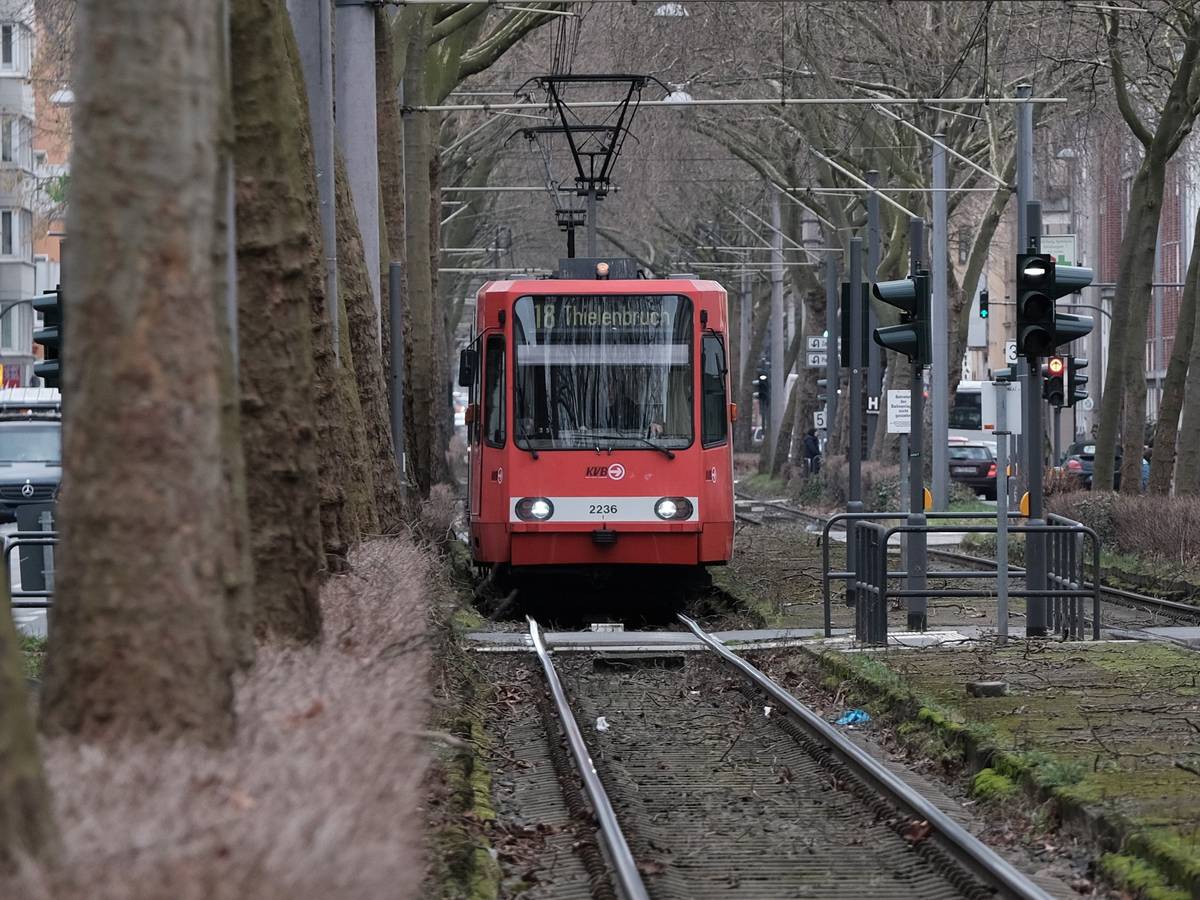 Eine Stadtbahn der KVB-Linie 18 fährt am 9. Februar 2022 durch Köln. Die KVB müssen 33 Hochflurfahrzeuge aus dem Betrieb nehmen.