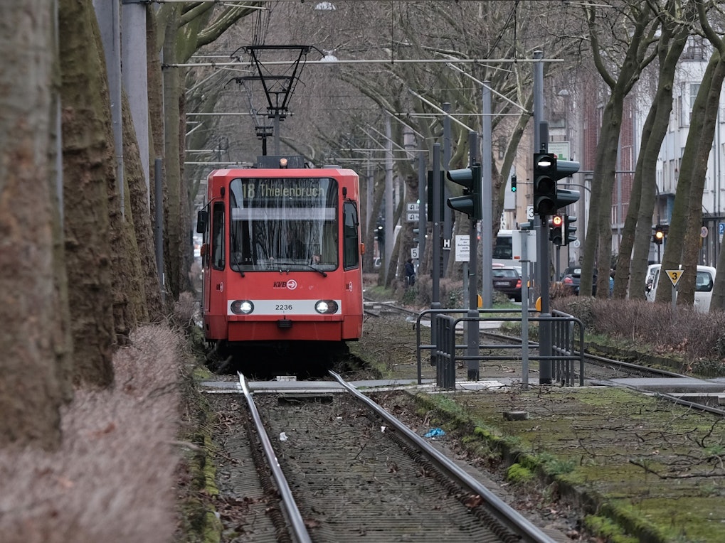 09.02.2022, Köln: KVB Linie 18, Luxemburger Strasse. Haltestelle Arnulfstarße. Foto: Max Grönert