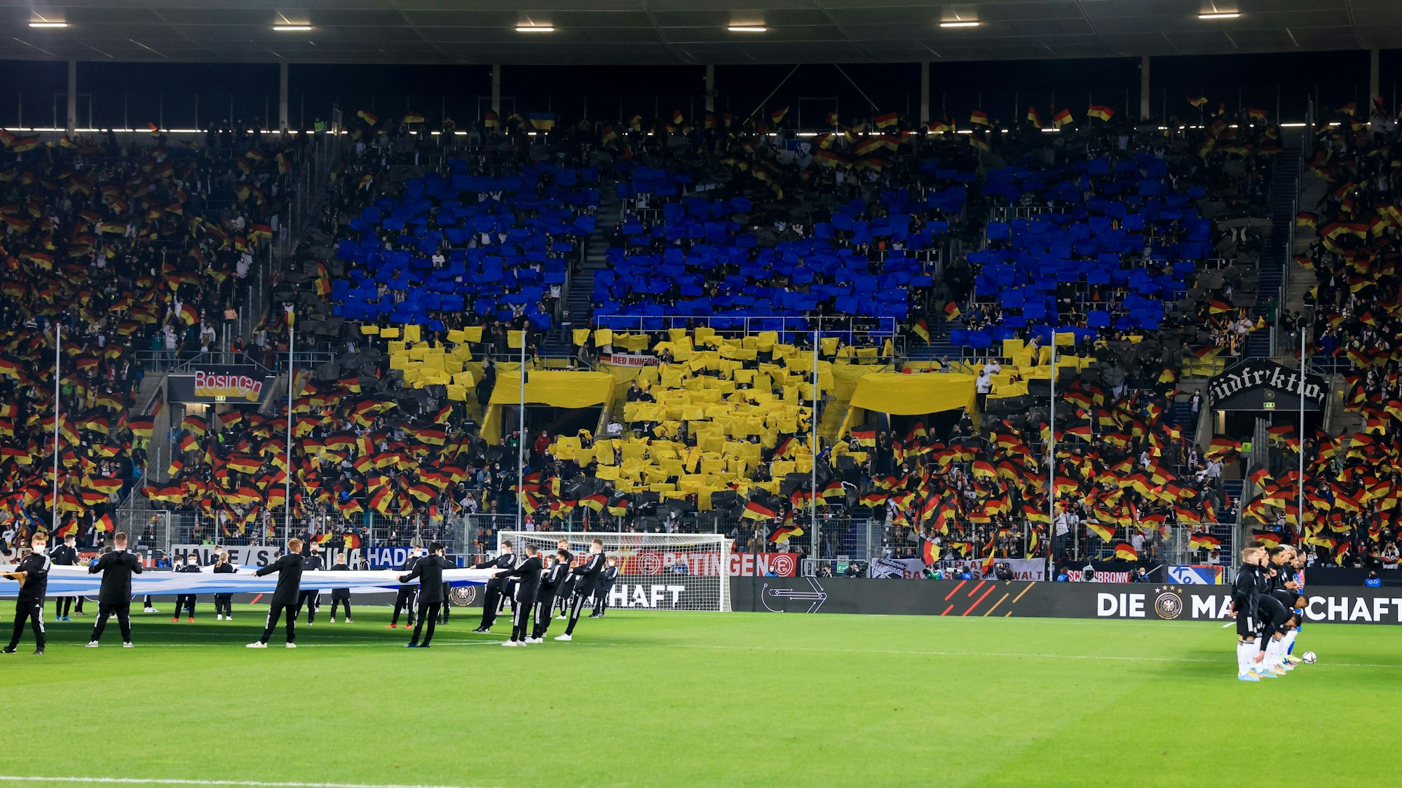 Fans bilden vor dem Spiel auf der Tribüne ein Herz in den ukrainischen Farben.
