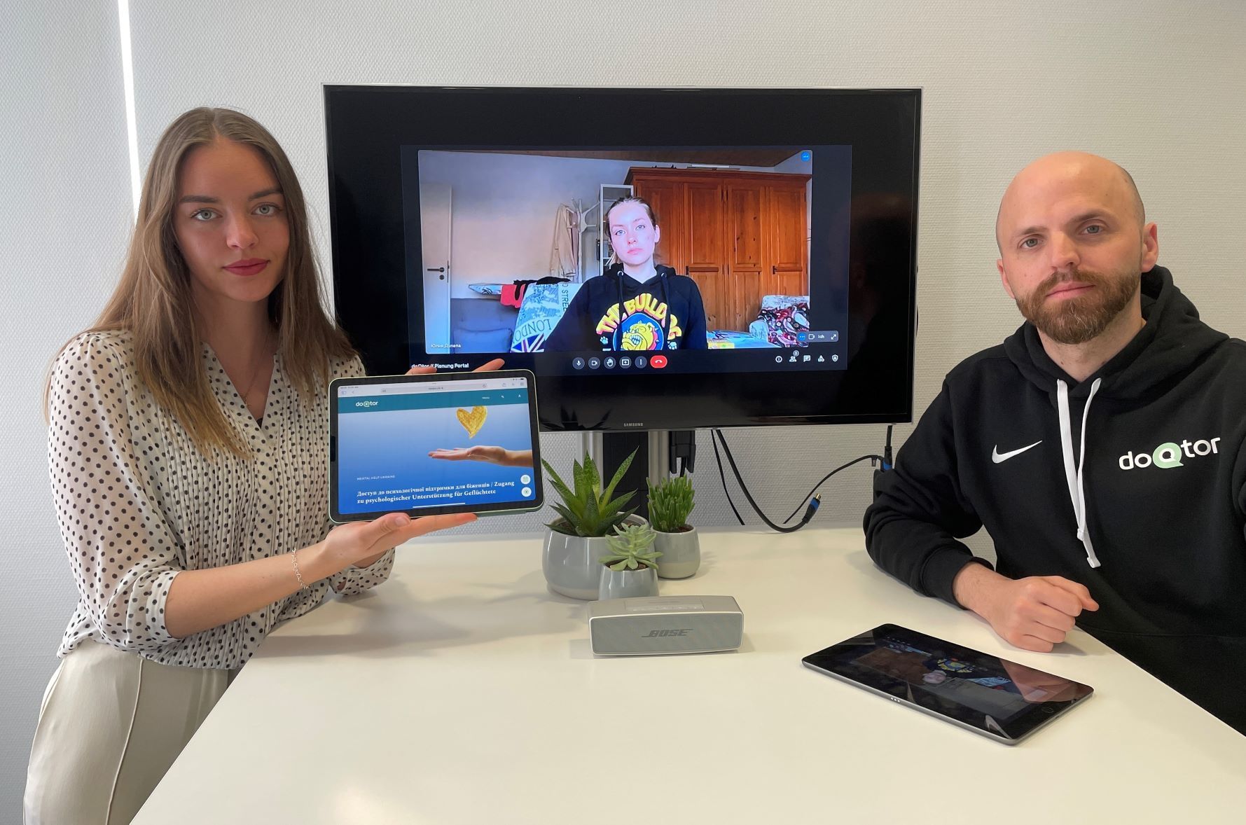 doQtor-Gründer Benjamin Schwarz und seine Mitarbeiterin Emily Herter zusammen mit Yuliia Duliepa auf dem Bildschirm.