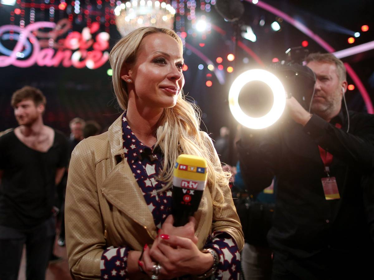 Cora Schumacher ist am 17.04.2015 im Coloneum in Köln im Anschluss an die RTL-Tanzshow „Let's Dance “als Reporterin unterwegs.