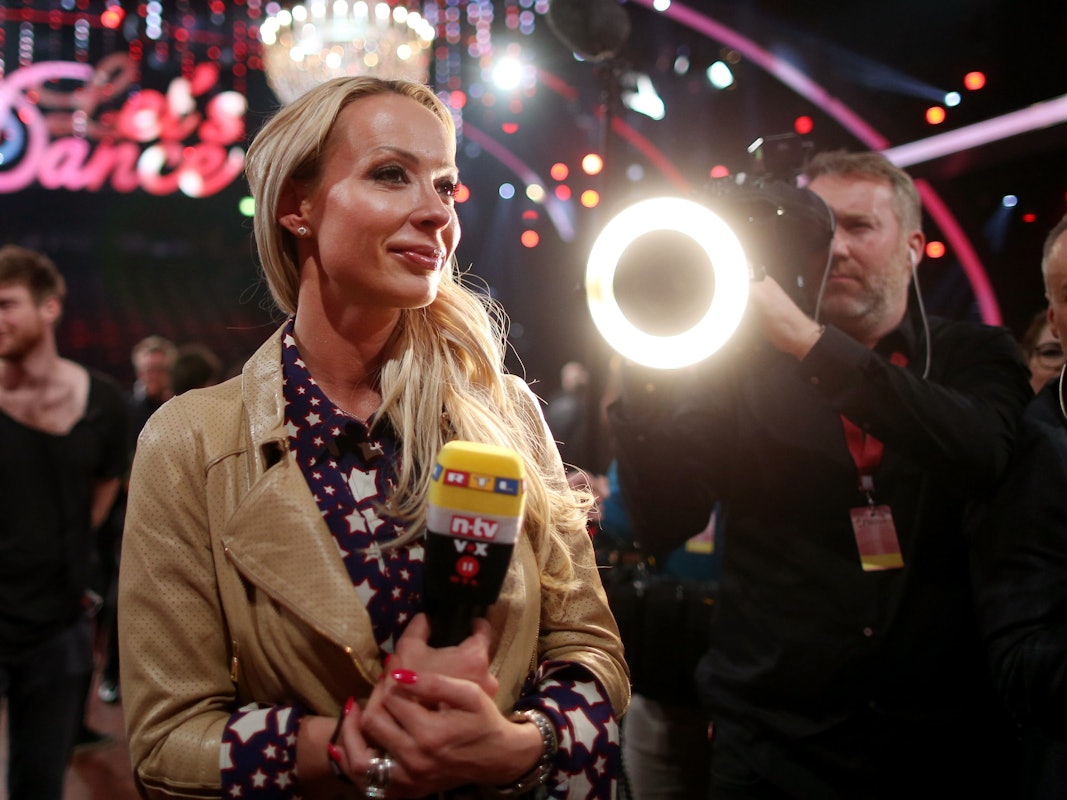 Cora Schumacher ist am 17.04.2015 im Coloneum in Köln im Anschluss an die RTL-Tanzshow „Let's Dance “als Reporterin unterwegs.