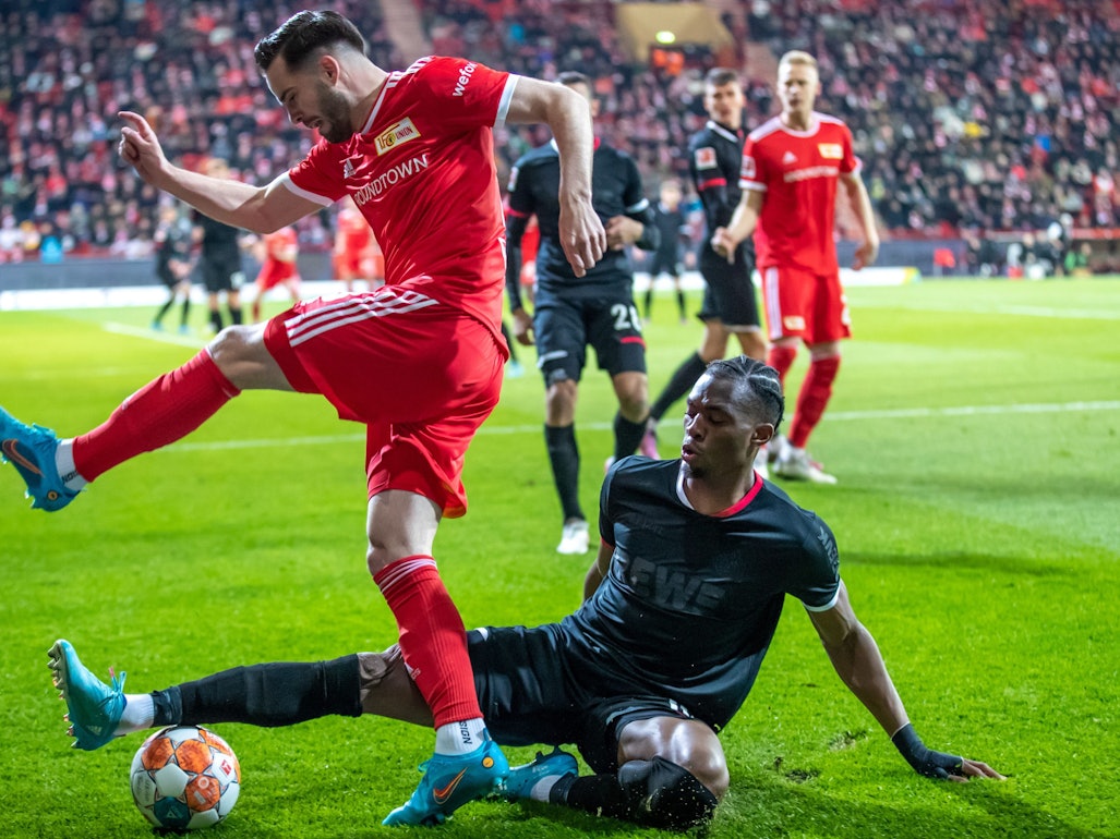 Kingsley Ehizibue verteidigt gegen Union Berlins Niko Gießelmann.