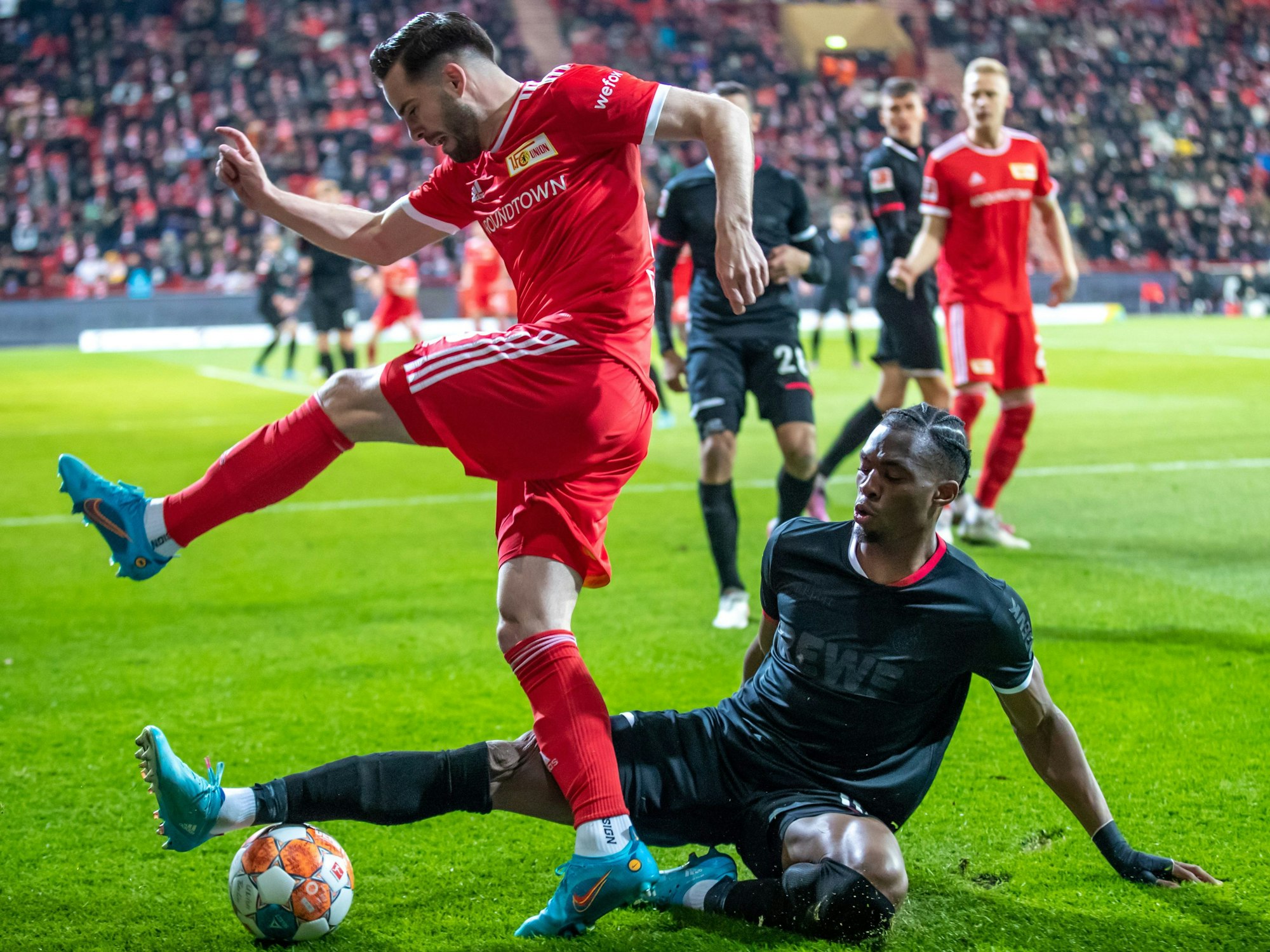 Kingsley Ehizibue verteidigt gegen Union Berlins Niko Gießelmann.