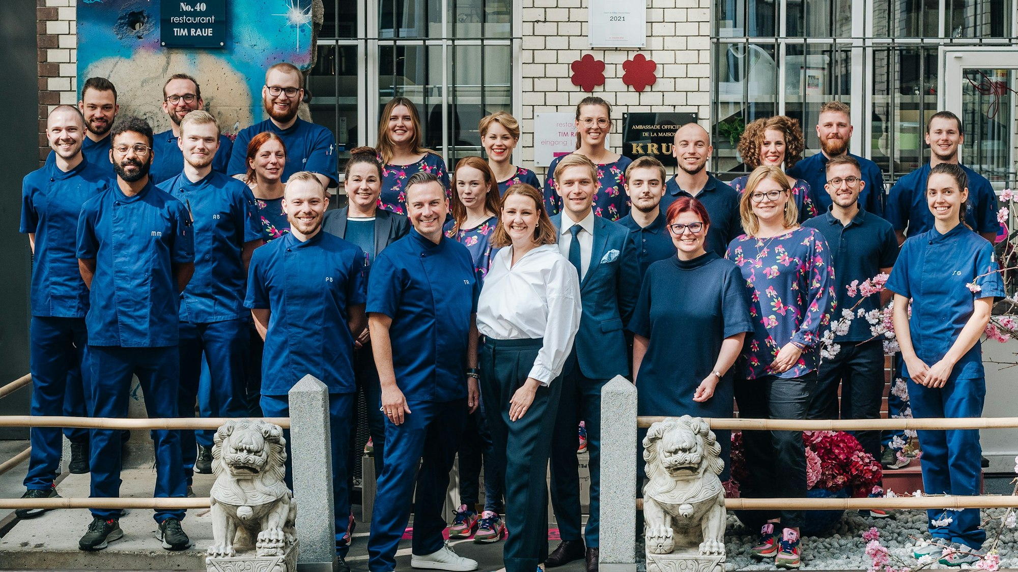 Tim Raue (vorne links) und sein Team lächeln in die Kamera.